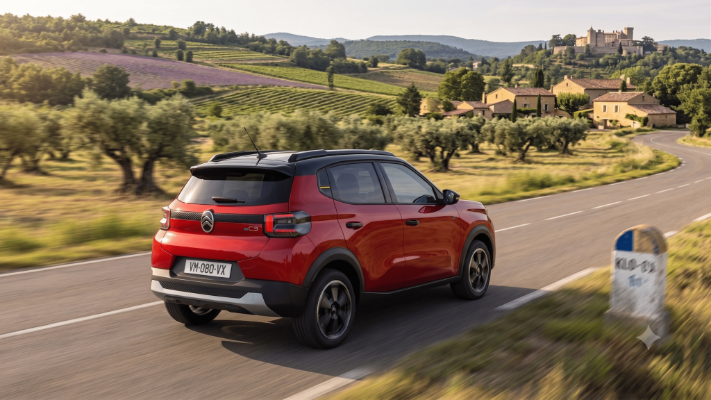 Citroën a frappé là où personne n'attendait un constructeur tricolore : le segment des véhicules zéro émission ultra-accessibles sous les 25 000 €. Assemblée en Europe sur la plateforme Smart Car, la ë-C3 adopte un look de petit SUV très tendance et met l'accent sur ce qui fait l'ADN de la marque aux chevrons : un confort absolu.