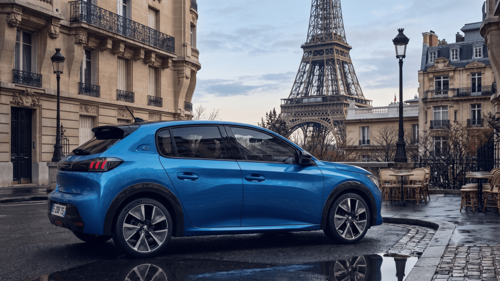 La Peugeot e-208 maintient un rythme de croisière impressionnant. Grâce à son dernier restylage qui a modernisé son I-Cockpit et affirmé sa signature lumineuse à trois griffes, la citadine au lion reste une valeur sûre. L'arrivée de la nouvelle motorisation de 156 ch combinée à une chimie de cellules retravaillée améliore significativement son efficience.